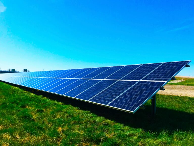 découvrez tout sur l'énergie solaire et ses avantages pour l'environnement et la durabilité. apprenez comment l'énergie solaire peut fournir une source d'énergie propre et renouvelable pour le futur.